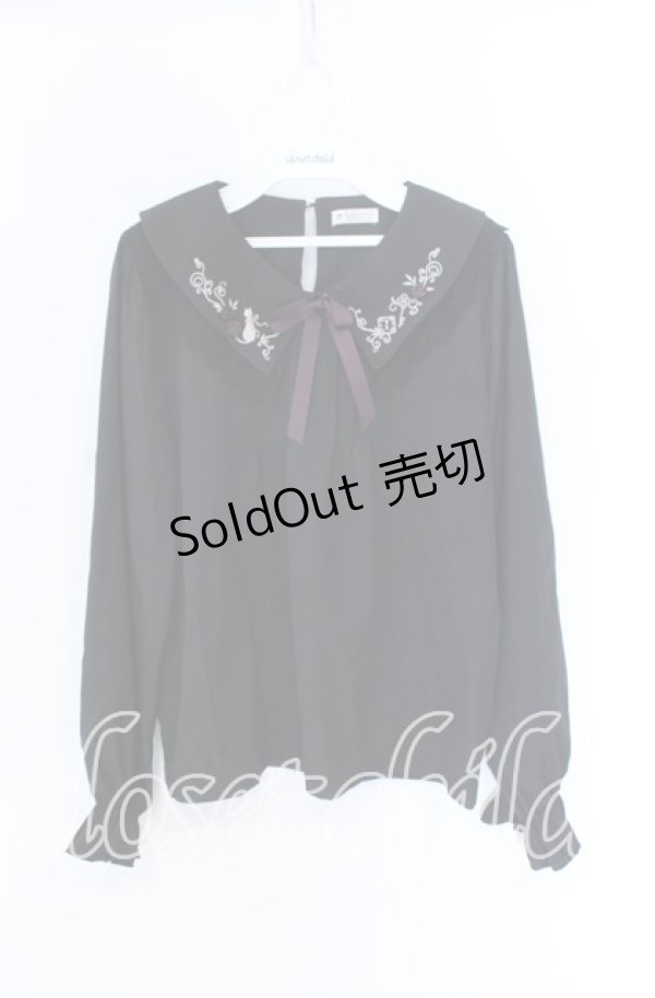 画像1: axes femme / リボン付き猫刺繍ブラウスプルオーバー F クロ O-25-10-29-045-AX-BL-OW-OS (1)