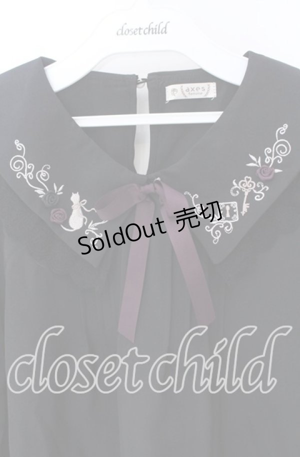 画像2: axes femme / リボン付き猫刺繍ブラウスプルオーバー F クロ O-25-10-29-045-AX-BL-OW-OS (2)