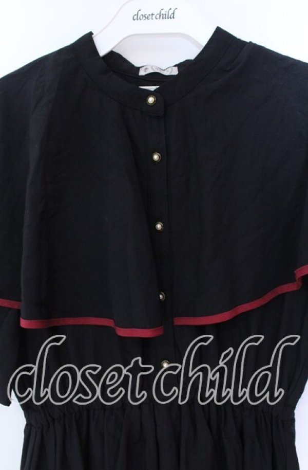 画像2: axes femme / パイピングケープワンピース  クロ O-25-10-29-089-AX-OP-IG-OS (2)