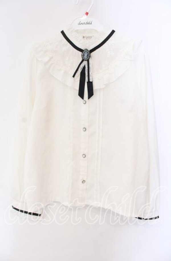 画像1: axes femme / ブローチ付きヨークレースブラウス  オフ O-25-10-30-060-AX-BL-IG-OS (1)