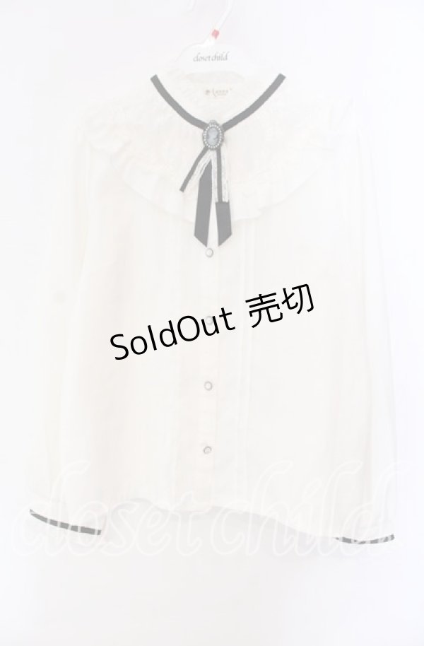 画像1: axes femme / ブローチ付きヨークレースブラウス  オフ O-25-10-30-060-AX-BL-IG-OS (1)