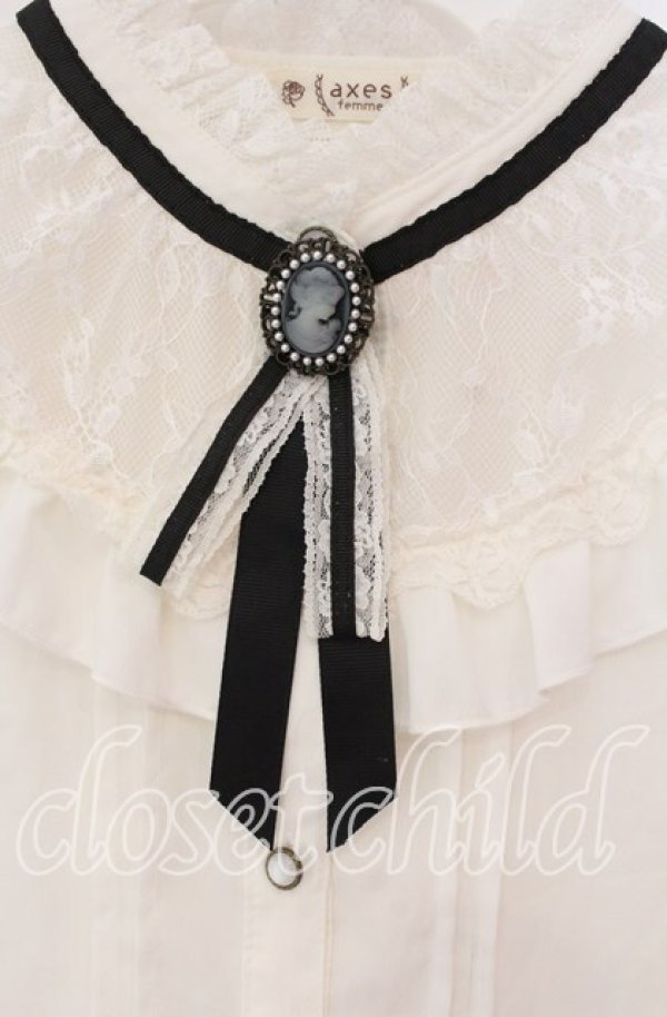 画像2: axes femme / ブローチ付きヨークレースブラウス  オフ O-25-10-30-060-AX-BL-IG-OS (2)