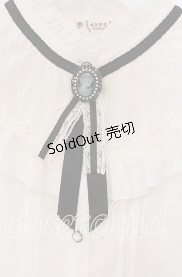 画像2: axes femme / ブローチ付きヨークレースブラウス  オフ O-25-10-30-060-AX-BL-IG-OS (2)