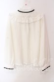 画像3: axes femme / ブローチ付きヨークレースブラウス  オフ O-25-10-30-060-AX-BL-IG-OS (3)