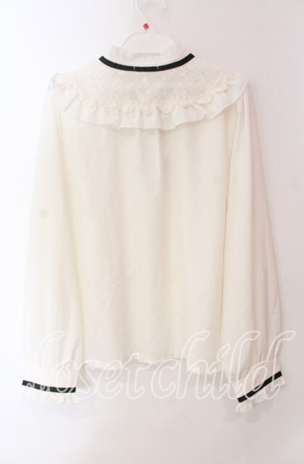 画像3: axes femme / ブローチ付きヨークレースブラウス  オフ O-25-10-30-060-AX-BL-IG-OS (3)