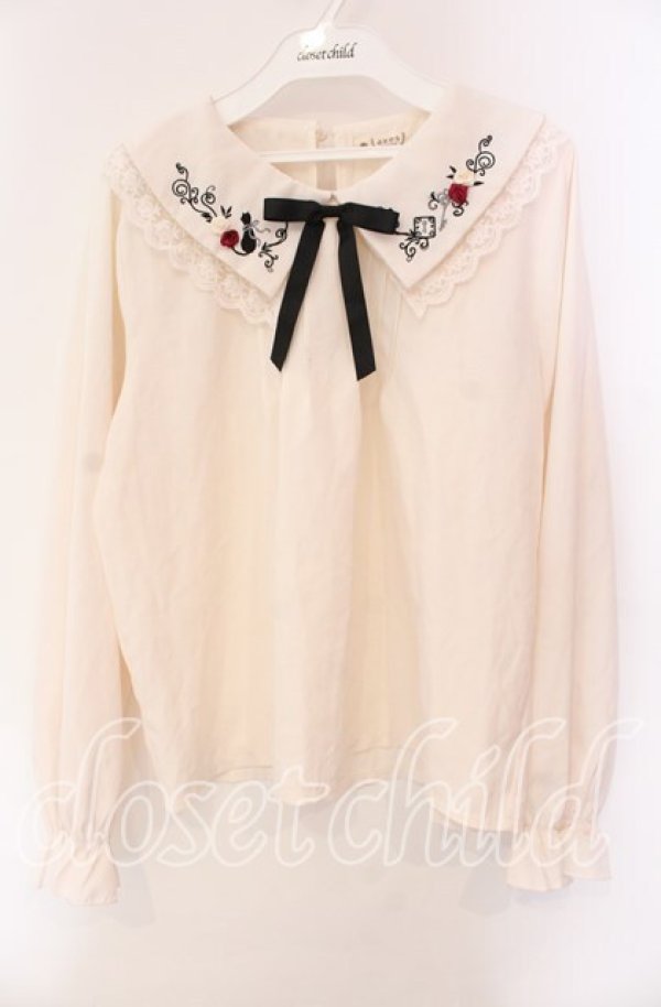 画像1: axes femme / リボン付き猫刺繍ブラウスプルオーバー  オフ O-25-10-30-069-AX-BL-IG-OS (1)