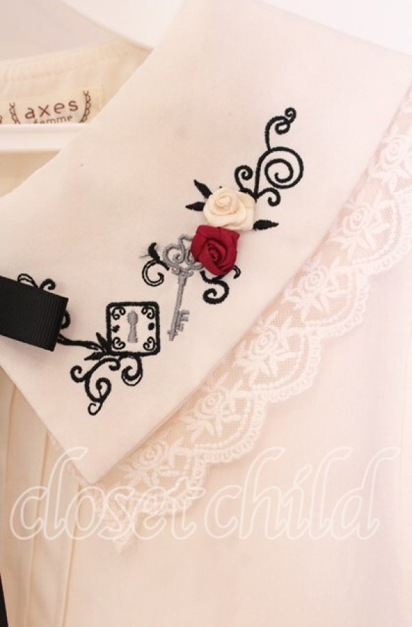 画像2: axes femme / リボン付き猫刺繍ブラウスプルオーバー  オフ O-25-10-30-069-AX-BL-IG-OS (2)