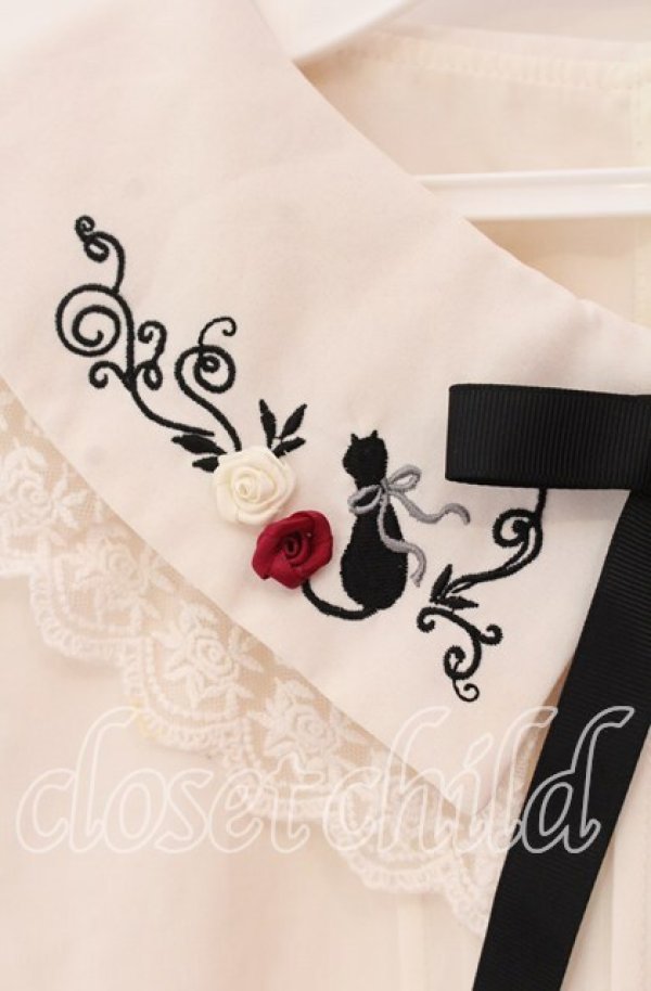 画像3: axes femme / リボン付き猫刺繍ブラウスプルオーバー  オフ O-25-10-30-069-AX-BL-IG-OS (3)