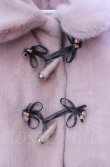 画像2: axes femme POETIQUE / リボントグル釦ファーコート  ピンク O-25-10-31-3001-AX-CO-IG-OS (2)