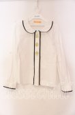 画像1: 【SALE】Fi.n.t / エンブレム刺繍ブラウス F シロ O-25-11-04-083-CA-BL-OW-ZT179 (1)