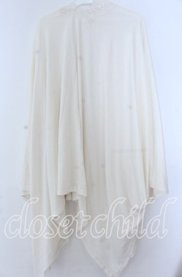 画像2: axes femme / バラ釦付UVイレヘムポンチョ  アイボリー O-25-11-07-048-AX-TO-IG-ZT361 (2)