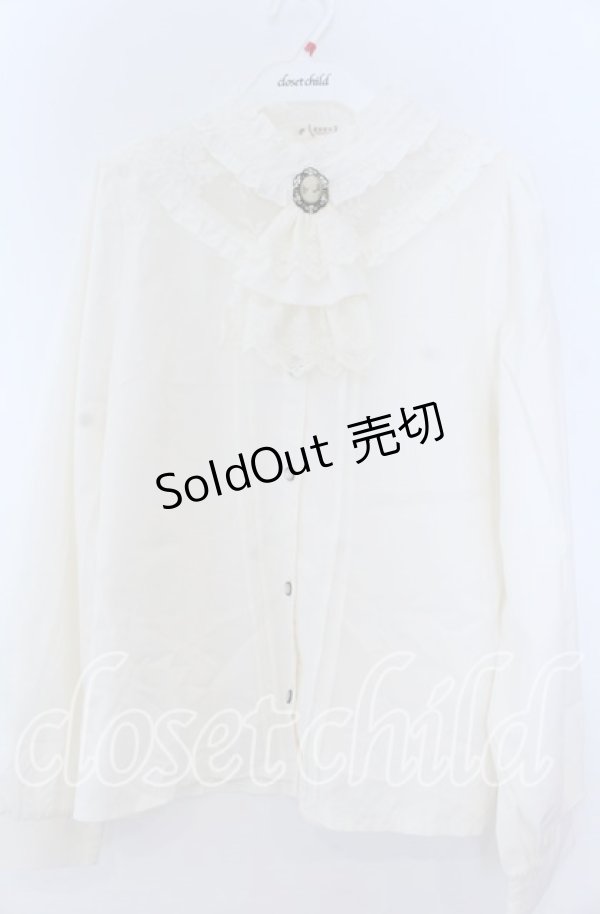 画像1: axes femme / カメオ×ジャボブローチ付ブラウス  アイボリー O-25-11-07-035-AX-BL-IG-OS (1)