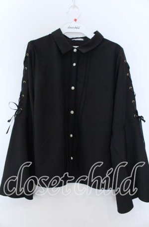 画像: axes femme POETIQUE / ブローチ付フレアスリーブブラウス  クロ O-25-11-07-038-AX-BL-IG-OS