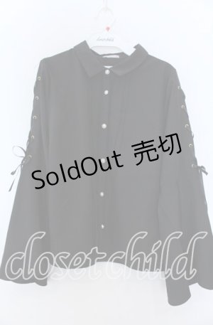 画像: axes femme POETIQUE / ブローチ付フレアスリーブブラウス  クロ O-25-11-07-038-AX-BL-IG-OS