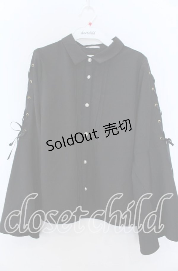 画像1: axes femme POETIQUE / ブローチ付フレアスリーブブラウス  クロ O-25-11-07-038-AX-BL-IG-OS (1)