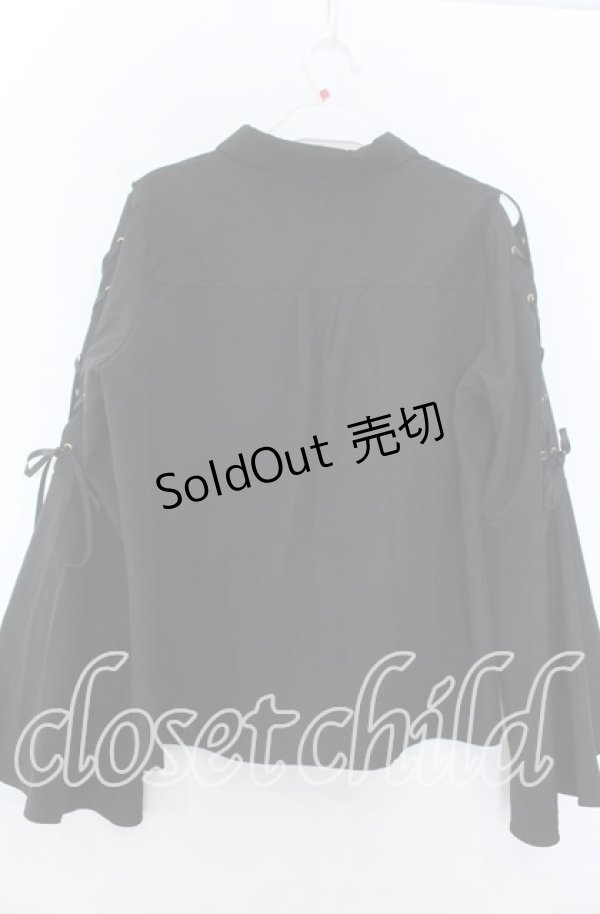 画像2: axes femme POETIQUE / ブローチ付フレアスリーブブラウス  クロ O-25-11-07-038-AX-BL-IG-OS (2)