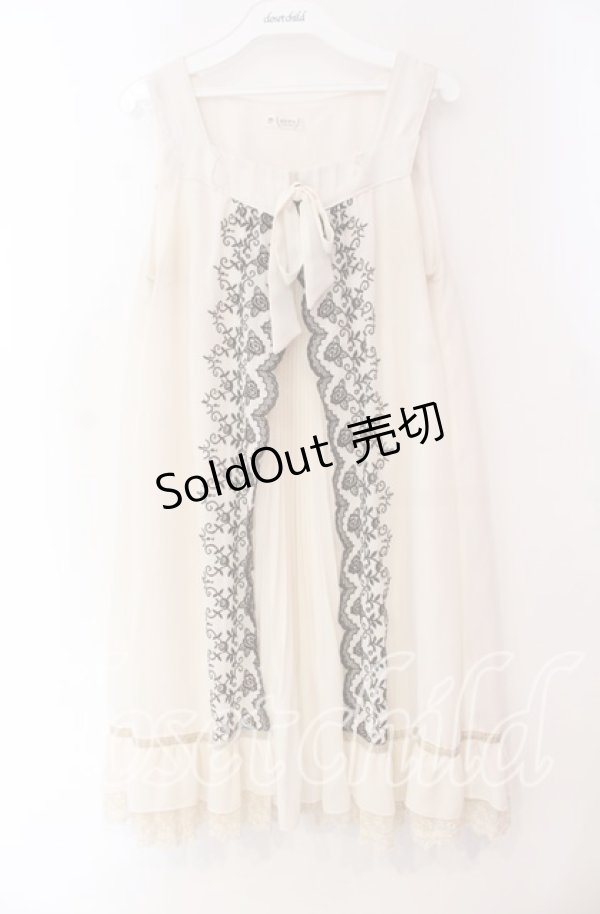 画像1: axes femme / スカラップ刺繍シフォンプリーツワンピース  アイボリー O-25-11-10-086-AX-OP-IG-OS (1)