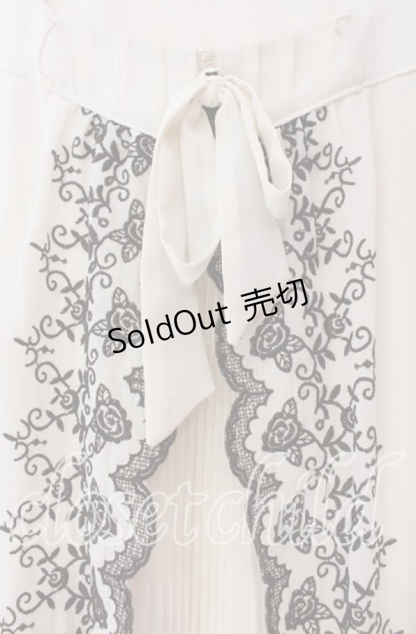 画像2: axes femme / スカラップ刺繍シフォンプリーツワンピース  アイボリー O-25-11-10-086-AX-OP-IG-OS (2)