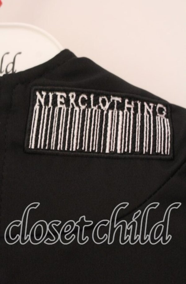 画像2: NieR Clothing / 裾フリルZIP OUTER【DESIGN刺繍】パーカー  ブラック O-25-11-10-096-PU-TO-IG-ZT265 (2)