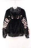 画像4: NieR Clothing / 超ふわもこスリーブレースアップバックロゴジップアウター  ブラック×ピンク O-25-11-10-098-PU-CO-IG-OS (4)