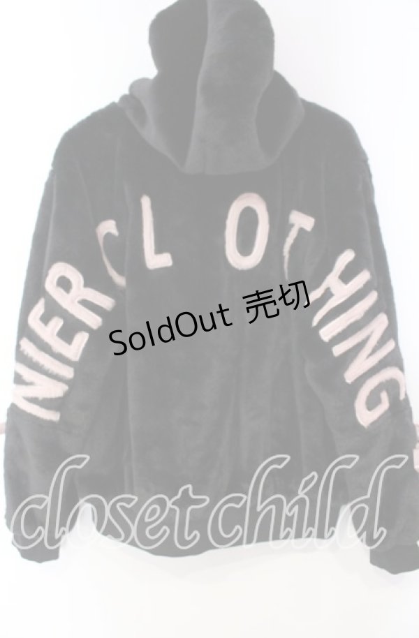 画像5: NieR Clothing / 超ふわもこスリーブレースアップバックロゴジップアウター  ブラック×ピンク O-25-11-10-098-PU-CO-IG-OS (5)