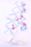 画像2: Lovely Tency / 眞白ありすコラボ/編み上げリボン風いちご柄オーバーニーソックス  シロ×サックス O-25-11-14-1050-LO-AC-OW-OS (2)