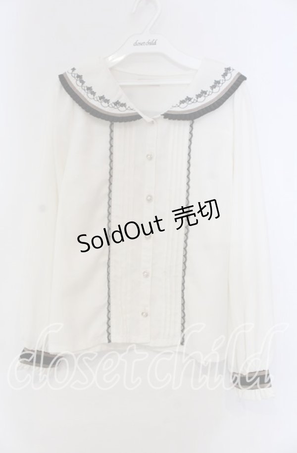 画像1: axes femme / プリーツフリルブラウス  アイボリー×クロ O-25-11-15-038-AX-BL-IG-OS (1)