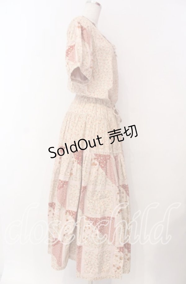 画像4: WONDERFUL WORLD / ミニフラワー&裾パッチワーク半袖ワンピース  ピンク O-25-11-17-045-LO-OP-IG-OS (4)