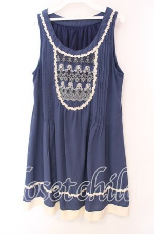 画像: axes femme / ローズ刺繍タックシフォンワンピース  ブルー O-25-11-17-064-AX-OP-IG-OS