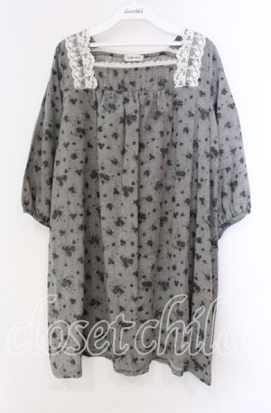 画像: LILYAN HOUSE / ローズプリントチュニック  グレー O-25-11-17-032-LO-OP-IG-OS