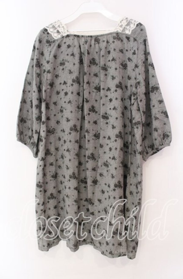 画像3: LILYAN HOUSE / ローズプリントチュニック  グレー O-25-11-17-032-LO-OP-IG-ZI (3)