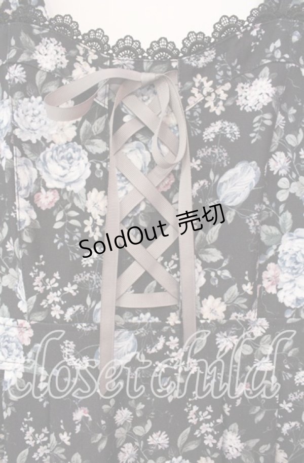 画像2: axes femme / ロマンティックローズ柄ジャンパースカート F クロ O-25-11-18-011-AX-OP-OW-OS (2)