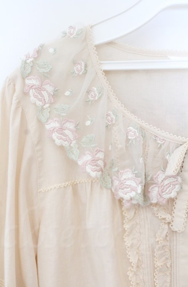 画像2: PINK HOUSE / ローズレース使いブラウス  キナリ O-25-11-24-015-LO-BL-OW-OS (2)