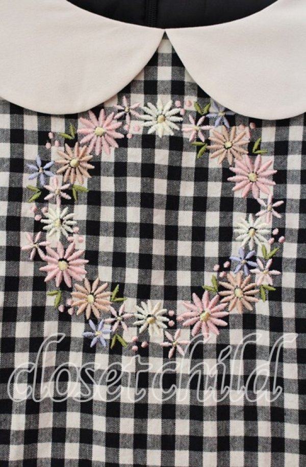 画像2: Fi.n.t / フラワーサークル刺繍ギンガムチェック半袖ワンピース  クロ×アイボリー O-25-11-27-078-CA-OP-IG-OS (2)
