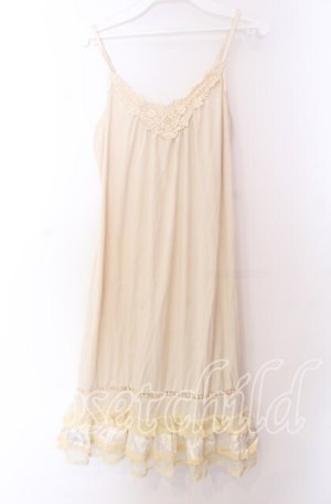 画像: axes femme / 裾ティアードインナーキャミワンピース  アイボリー O-25-11-29-052-AX-TO-IG-OS