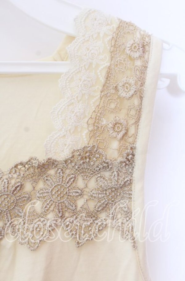 画像2: axes femme / フリルティアードタンクトップ  アイボリー O-25-11-29-061-AX-TO-IG-OS (2)