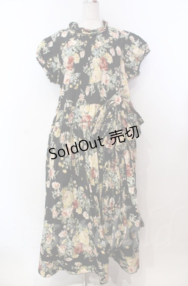 画像1: WONDERFUL WORLD / サッシュベルト付きブーケ柄ワンピース【お直しあり】  クロ O-25-11-30-006-LO-OP-IG-OS (1)