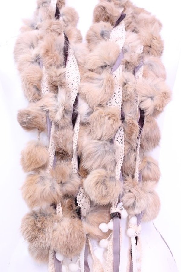 画像2: axes femme / ラビットファーぽんぽんストール  ブラウン O-25-12-01-029-AX-ZA-IG-OS (2)