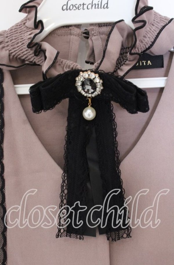 画像2: Rojita / スタンドカラーリボンブローチ付ブラウス  ピンク×クロ O-25-12-02-1036-LO-BL-IG-OS (2)