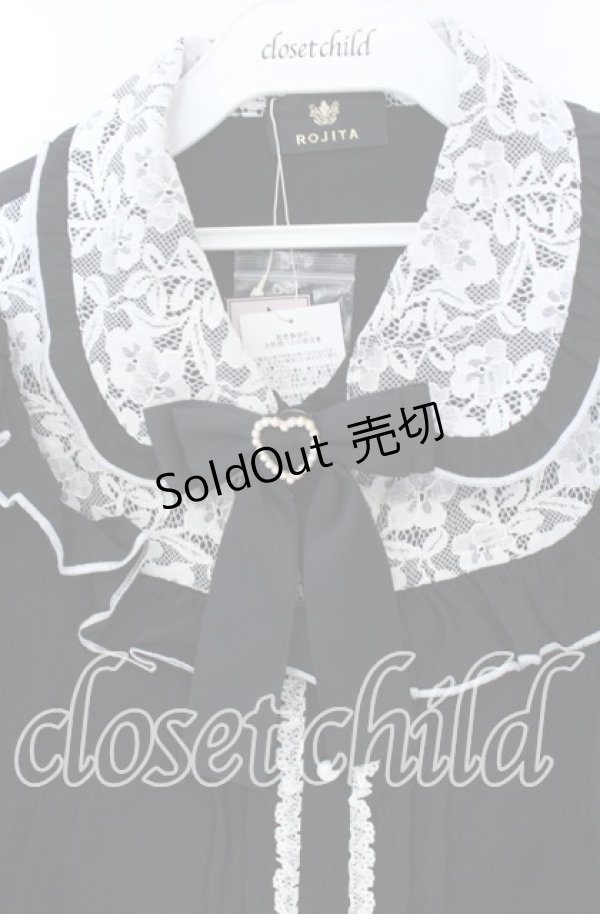画像2: Rojita / ハートブローチ付きレース切り替えブラウス  クロ×シロ O-25-12-02-1074-LO-BL-IG-OS (2)