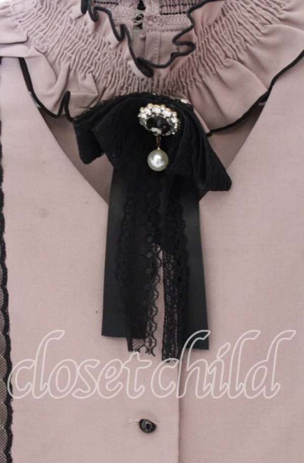 画像2: Rojita / スタンドカラーリボンブローチ付ブラウス  ピンク O-25-12-02-1009-LO-BL-IG-OS (2)