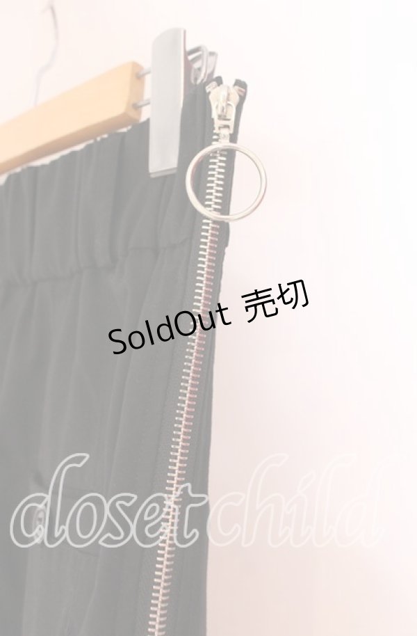 画像2: LISTEN FLAVOR / プリーツフラップ付アシメガウチョパンツ  ブラック O-25-12-02-026-PU-PA-IG-OS (2)