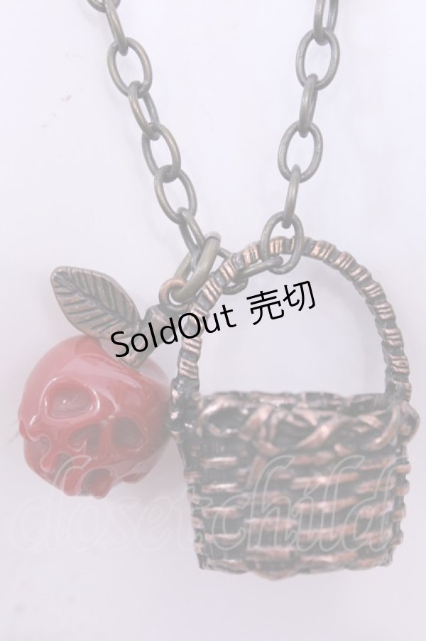 画像1: Q-pot. / 白雪姫/毒リンゴ＆バスケットネックレス  アンティークゴールド×レッド O-25-12-04-1013-QP-AC-OW-OS (1)