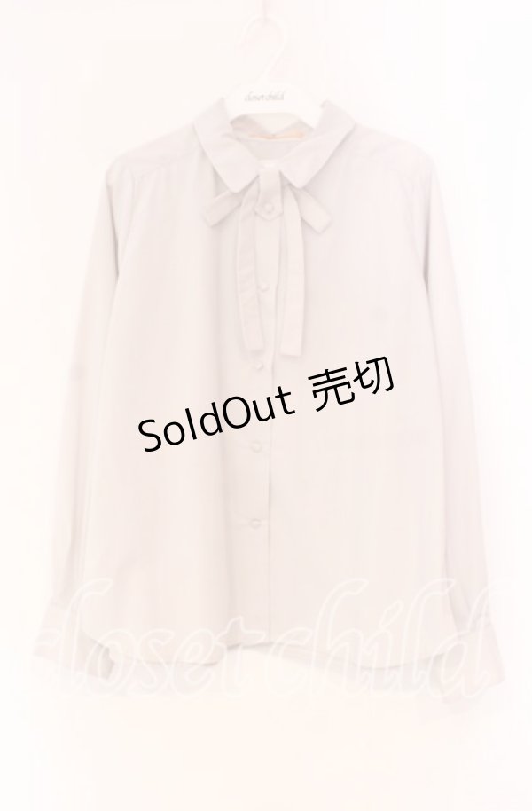 画像1: Fi.n.t / 細リボンタイ付きシャツ F オフホワイト（グレー寄り） O-25-12-04-015-CA-BL-OW-OS (1)