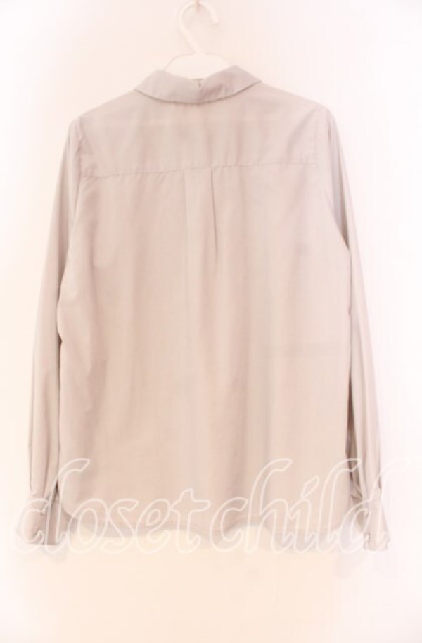 画像2: Fi.n.t / 細リボンタイ付きシャツ F オフホワイト（グレー寄り） O-25-12-04-015-CA-BL-OW-OS (2)