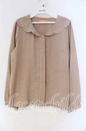 画像: Fi.n.t / ヒートカット襟ブラウス F ベージュ O-25-12-04-016-CA-BL-OW-OS