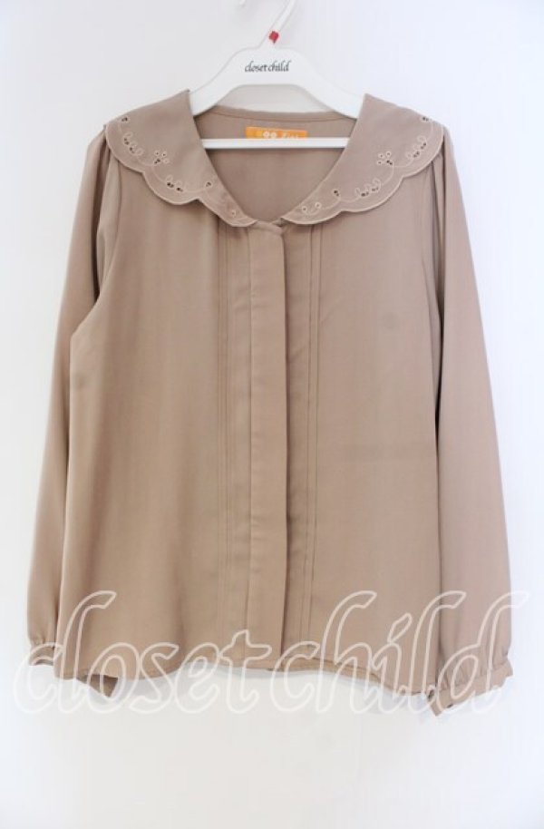 画像1: Fi.n.t / ヒートカット襟ブラウス F ベージュ O-25-12-04-016-CA-BL-OW-OS (1)