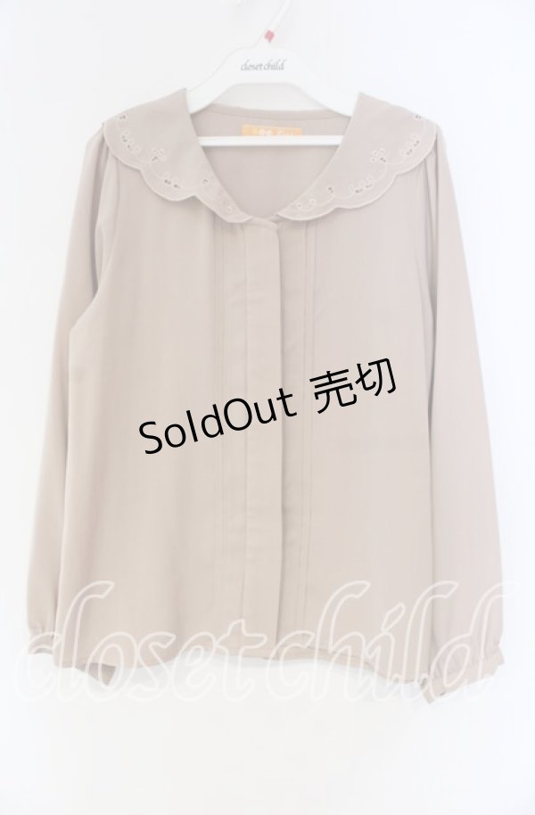 画像1: Fi.n.t / ヒートカット襟ブラウス F ベージュ O-25-12-04-016-CA-BL-OW-OS (1)