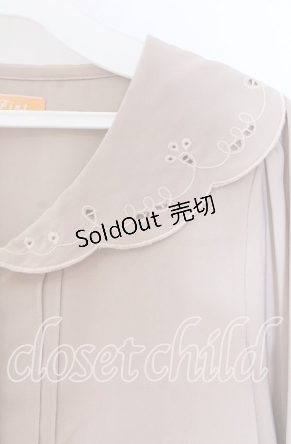 画像2: Fi.n.t / ヒートカット襟ブラウス F ベージュ O-25-12-04-016-CA-BL-OW-OS (2)