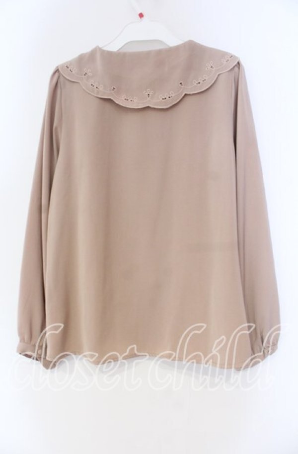 画像3: Fi.n.t / ヒートカット襟ブラウス F ベージュ O-25-12-04-016-CA-BL-OW-OS (3)